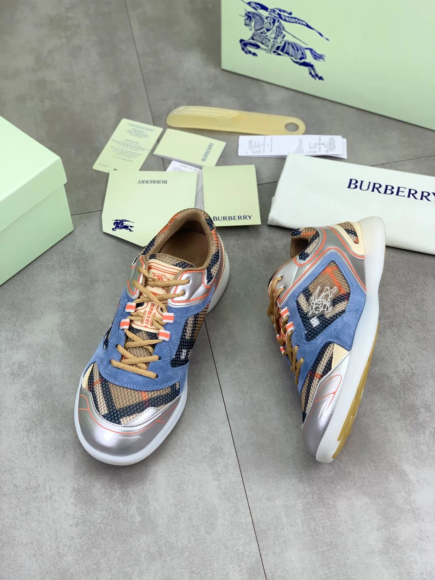 Factory price P720 [BURBERRY] Burberry - High-end quality original order - Upper: imported 🔝 original material - Inner lining: cowhide lining, feet; water-dyed cowhide - Outsole: ultra-light TPR rubber; two-color molded outsole - Ultra-high quality control·Fine workmanship: highlighted (high-end·nobility·grade) -Size: 36-46 for men and women Color: 4️⃣colors available